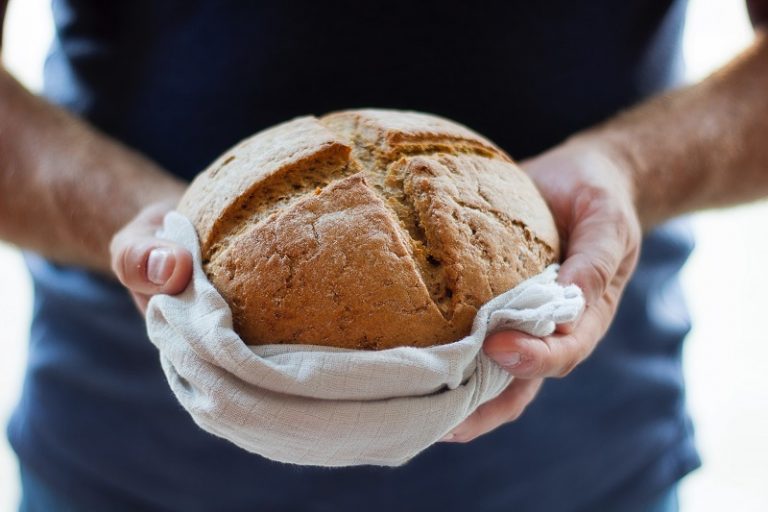 pão é oferecido com mãos cheia de generosidade