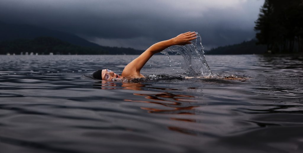 Um nadador enfrentando desafios.