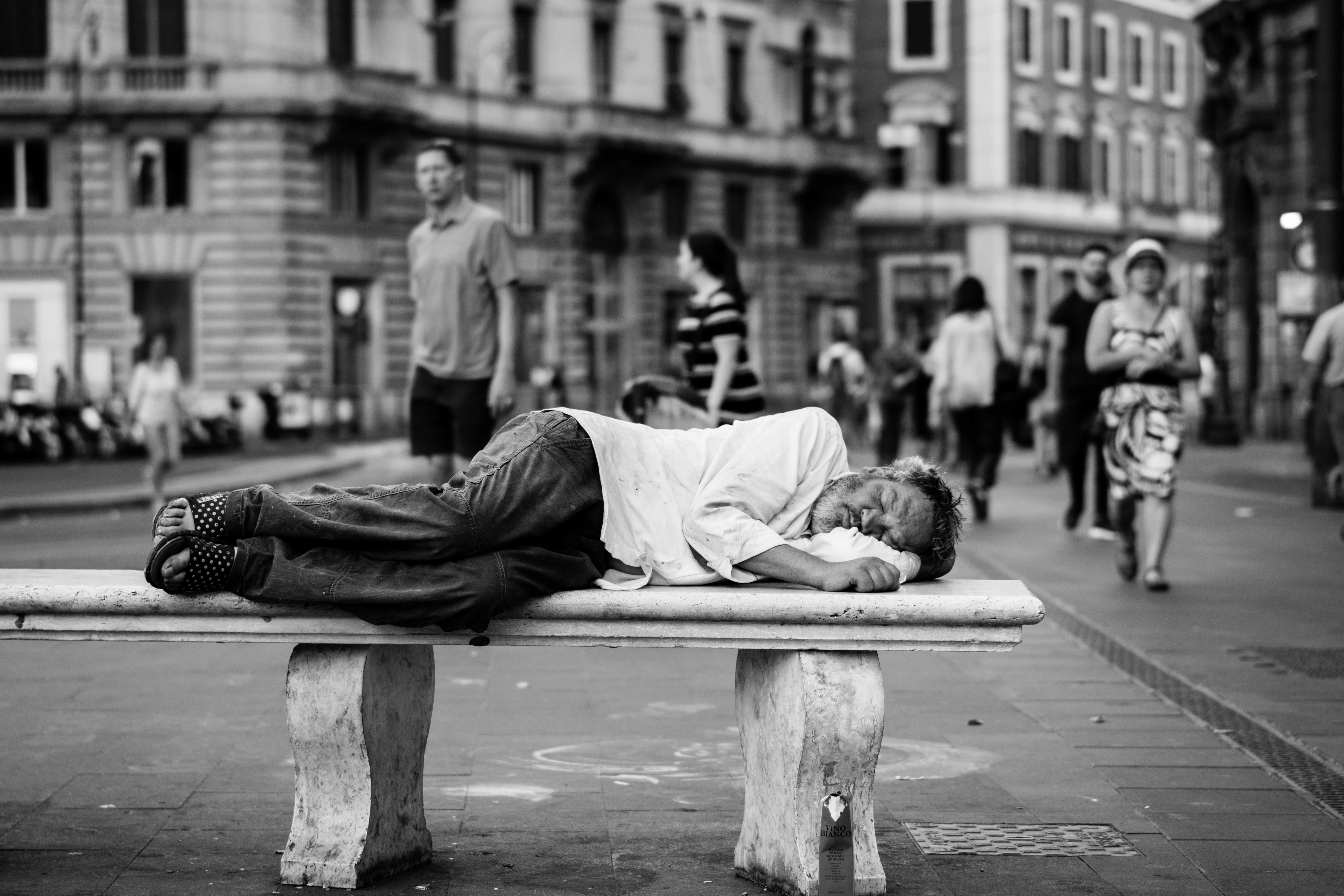 homem dormindo na rua da cidade precisam de uma cosmovisão bíblica.