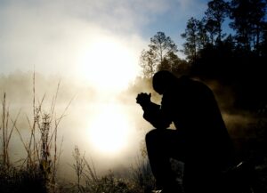 homem orando a oração de Jesus
