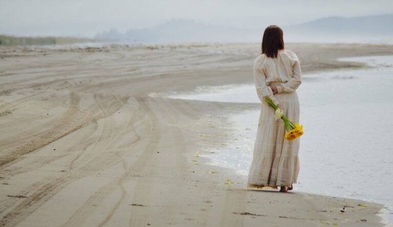 mulher na praia em adoração